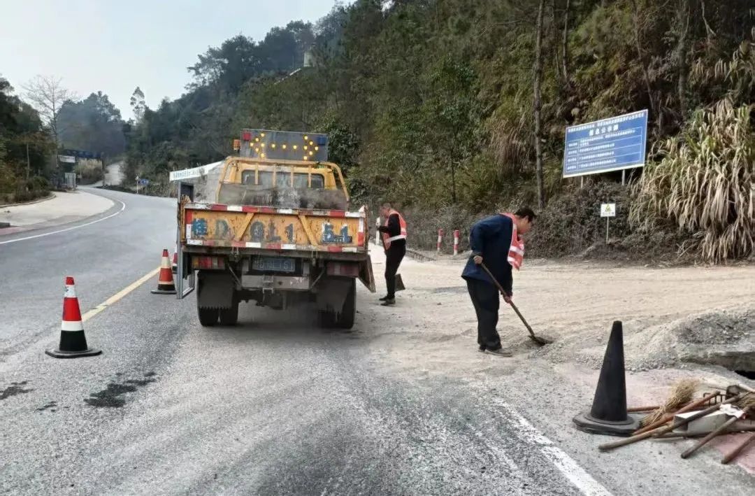 清理平交道口路面的砂石、積土  楊明乾攝.jpg